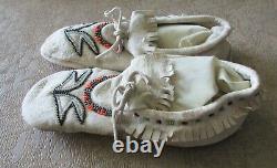 A Beautiful Vintage Native American Indian Beaded Moccasines. 1940 To 1960