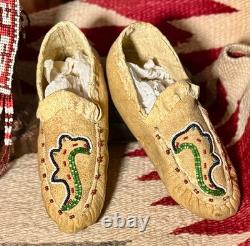 NATIVE AMERICAN BEADED CHEYENNE CHILD MOCCASINS w SEED BEADED LIZARD, VTG