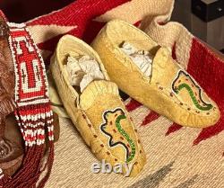 NATIVE AMERICAN BEADED CHEYENNE CHILD MOCCASINS w SEED BEADED LIZARD, VTG