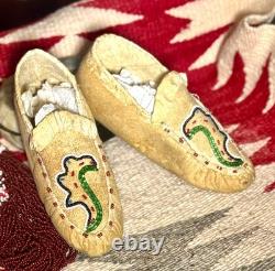NATIVE AMERICAN BEADED CHEYENNE CHILD MOCCASINS w SEED BEADED LIZARD, VTG