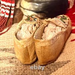 NATIVE AMERICAN BEADED CHEYENNE CHILD MOCCASINS w SEED BEADED LIZARD, VTG