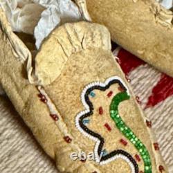NATIVE AMERICAN BEADED CHEYENNE CHILD MOCCASINS w SEED BEADED LIZARD, VTG
