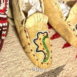 NATIVE AMERICAN BEADED CHEYENNE CHILD MOCCASINS w SEED BEADED LIZARD, VTG