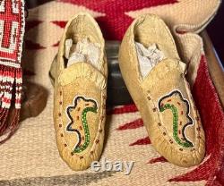 NATIVE AMERICAN BEADED CHEYENNE CHILD MOCCASINS w SEED BEADED LIZARD, VTG