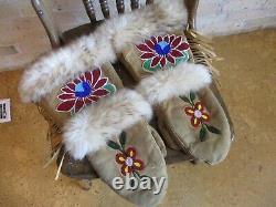 OLD 1960s CREE SOUIX DOESKIN BEADED NATIVE AMERICAN INDIAN GAUNTLET MITTS