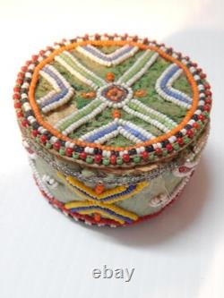 UNIQUE + UNUSUAL ANTIQUE / VINTAGE c1920-30s PLAINS INDIAN GEOMETRIC BEADED BOX