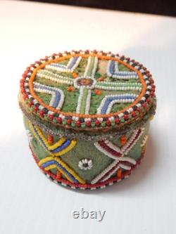 UNIQUE + UNUSUAL ANTIQUE / VINTAGE c1920-30s PLAINS INDIAN GEOMETRIC BEADED BOX