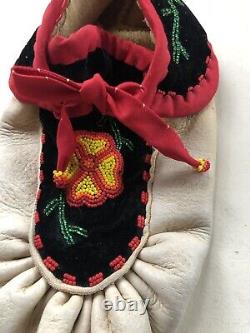 VINTAGE NATIVE AMERICAN INDIAN BEADED MOCCASINS 9.5,10 Womens Intricate Beading