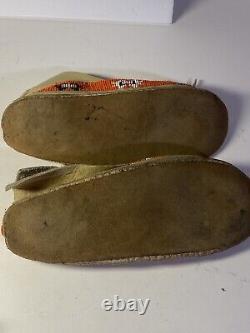 VTG Native American Beaded Moccasins Women