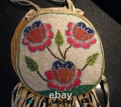 Very Fine Vintage Native American Sioux style Beaded Bag