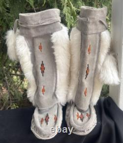 Vintage 1970s Ojibwe Native American Hand Made Beaded & Fur High Top Moccasins