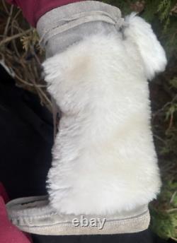 Vintage 1970s Ojibwe Native American Hand Made Beaded & Fur High Top Moccasins