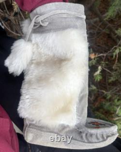 Vintage 1970s Ojibwe Native American Hand Made Beaded & Fur High Top Moccasins