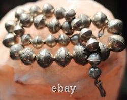 Vintage stamped sterling silver GRADUATED NAVAJO PEARLS BENCH BEAD Necklace 16